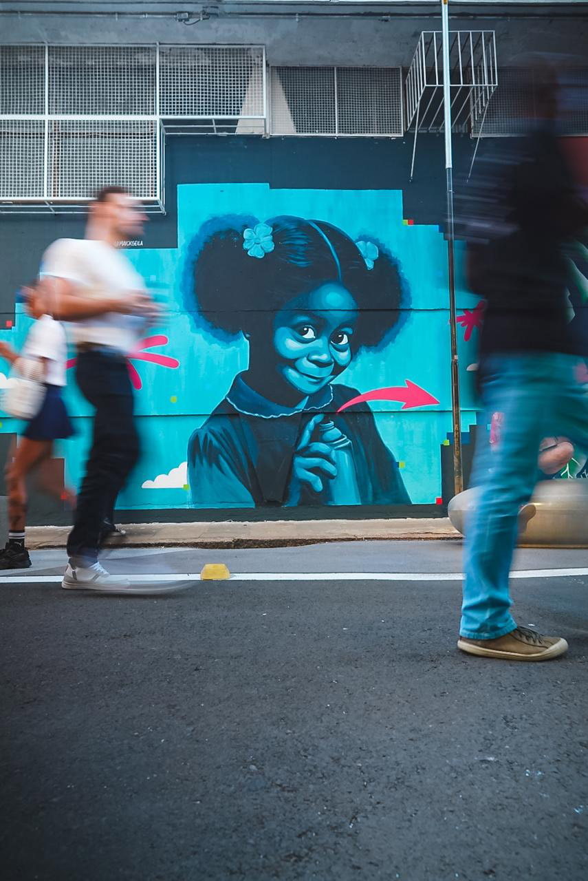 Transformamos o Centro Histórico de Porto Alegre em uma galeria a céu aberto. Arte urbana + música clássica + regeneração urbana como motor de pertencimento e impacto social.