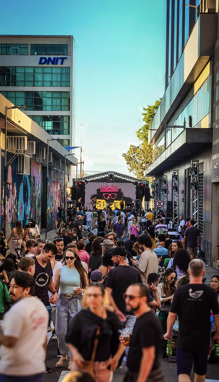 Transformamos o Centro Histórico de Porto Alegre em uma galeria a céu aberto. Arte urbana + música clássica + regeneração urbana como motor de pertencimento e impacto social.