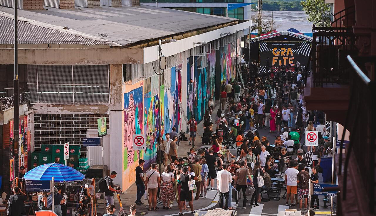Transformamos o Centro Histórico de Porto Alegre em uma galeria a céu aberto. Arte urbana + música clássica + regeneração urbana como motor de pertencimento e impacto social.