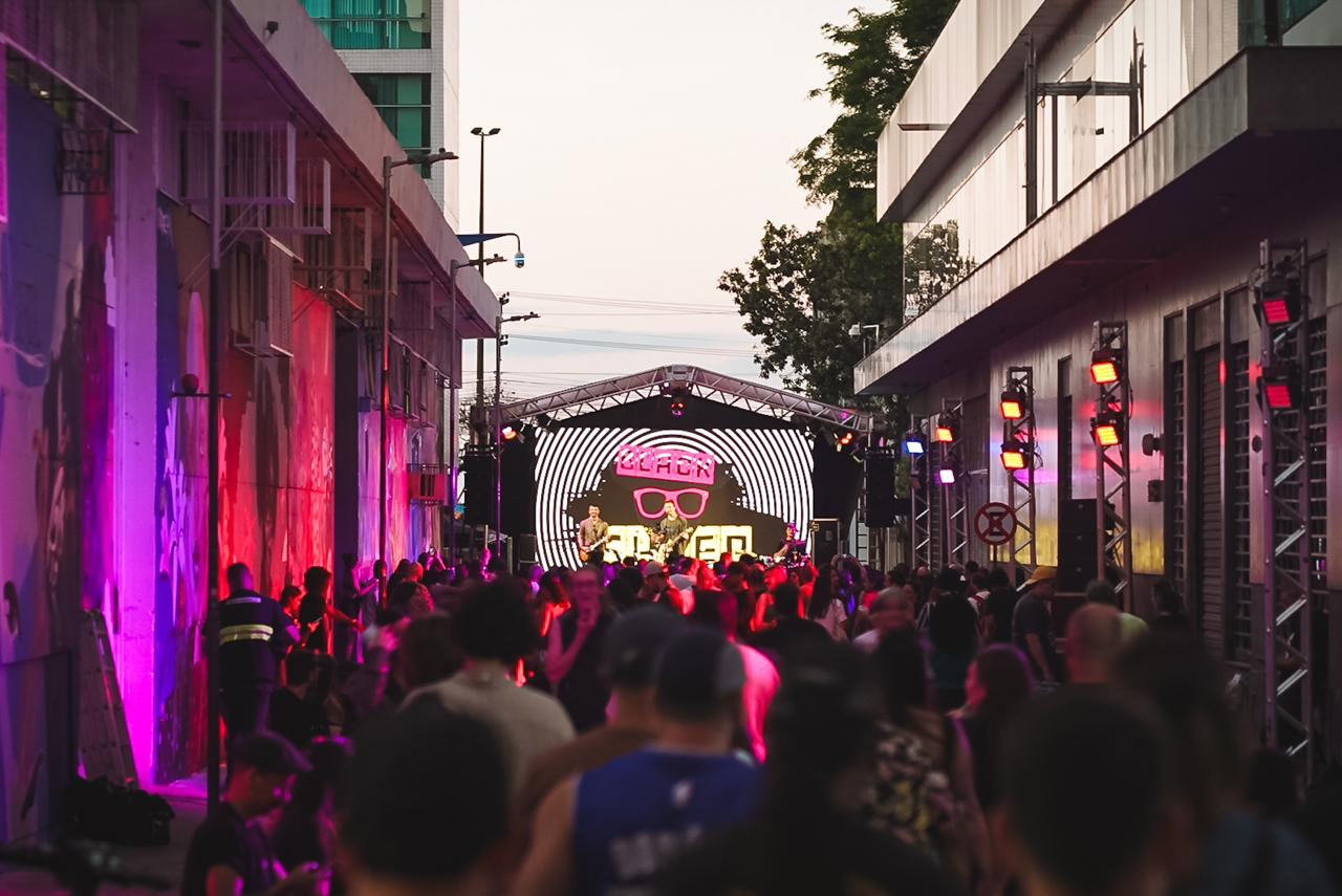 Transformamos o Centro Histórico de Porto Alegre em uma galeria a céu aberto. Arte urbana + música clássica + regeneração urbana como motor de pertencimento e impacto social.