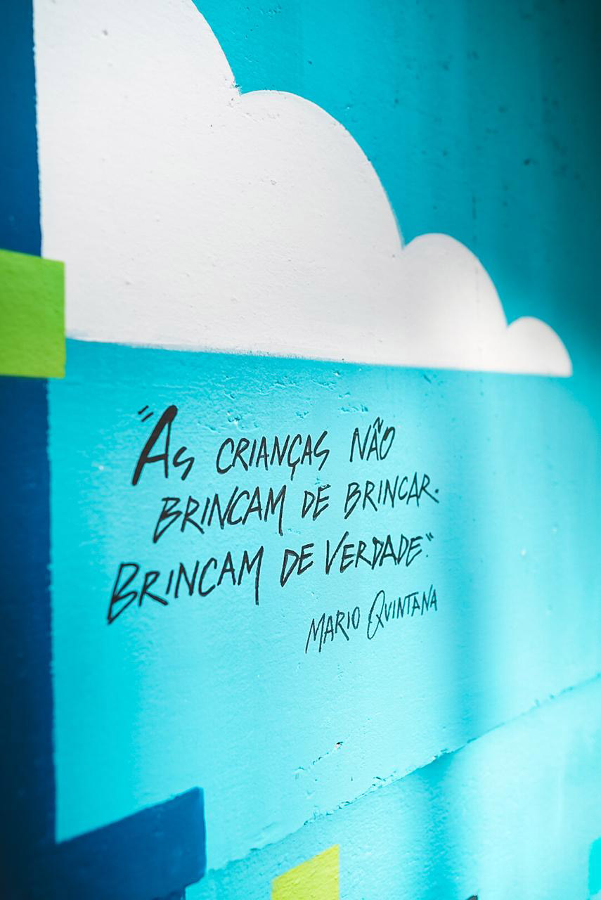 Transformamos o Centro Histórico de Porto Alegre em uma galeria a céu aberto. Arte urbana + música clássica + regeneração urbana como motor de pertencimento e impacto social.