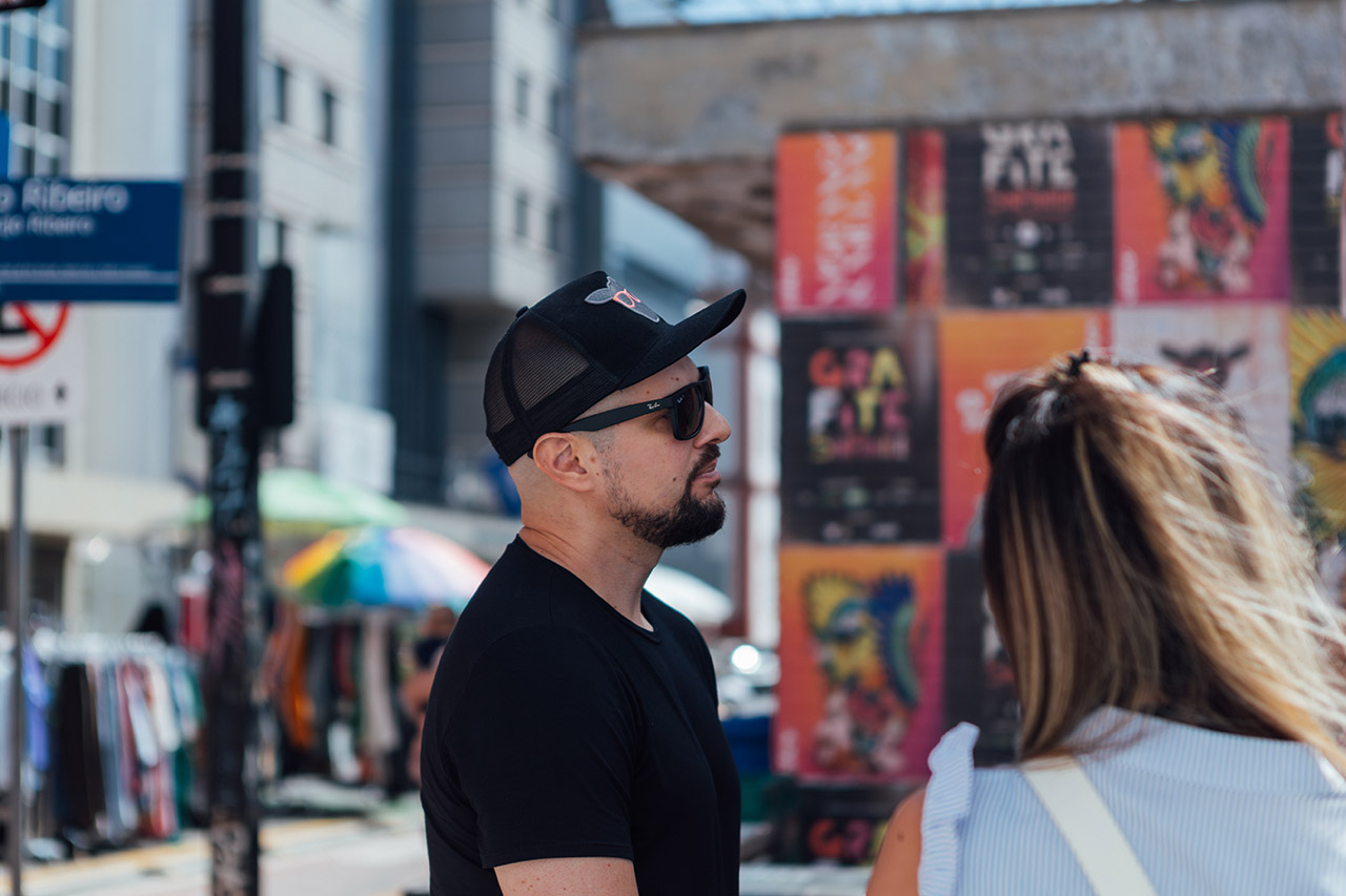Transformamos o Centro Histórico de Porto Alegre em uma galeria a céu aberto. Arte urbana + música clássica + regeneração urbana como motor de pertencimento e impacto social.