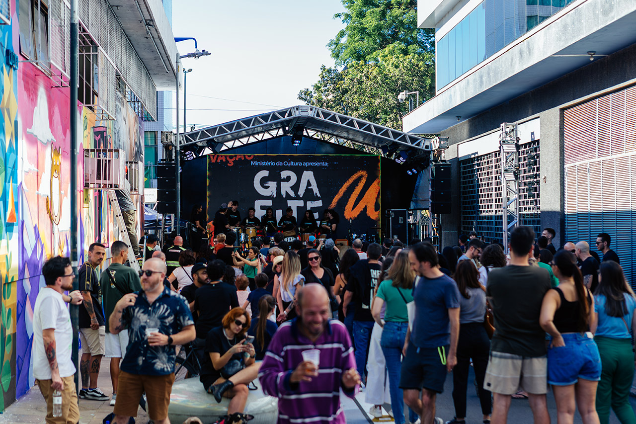Transformamos o Centro Histórico de Porto Alegre em uma galeria a céu aberto. Arte urbana + música clássica + regeneração urbana como motor de pertencimento e impacto social.