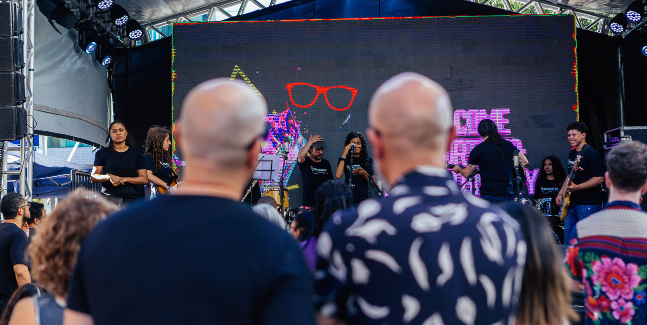 Transformamos o Centro Histórico de Porto Alegre em uma galeria a céu aberto. Arte urbana + música clássica + regeneração urbana como motor de pertencimento e impacto social.