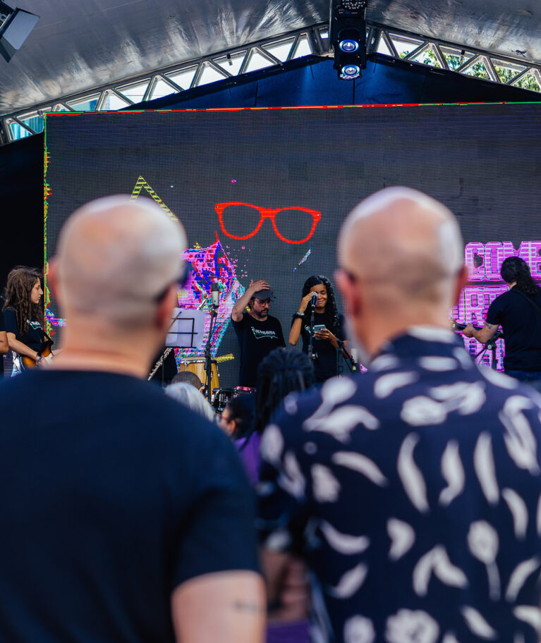 Transformamos o Centro Histórico de Porto Alegre em uma galeria a céu aberto. Arte urbana + música clássica + regeneração urbana como motor de pertencimento e impacto social.