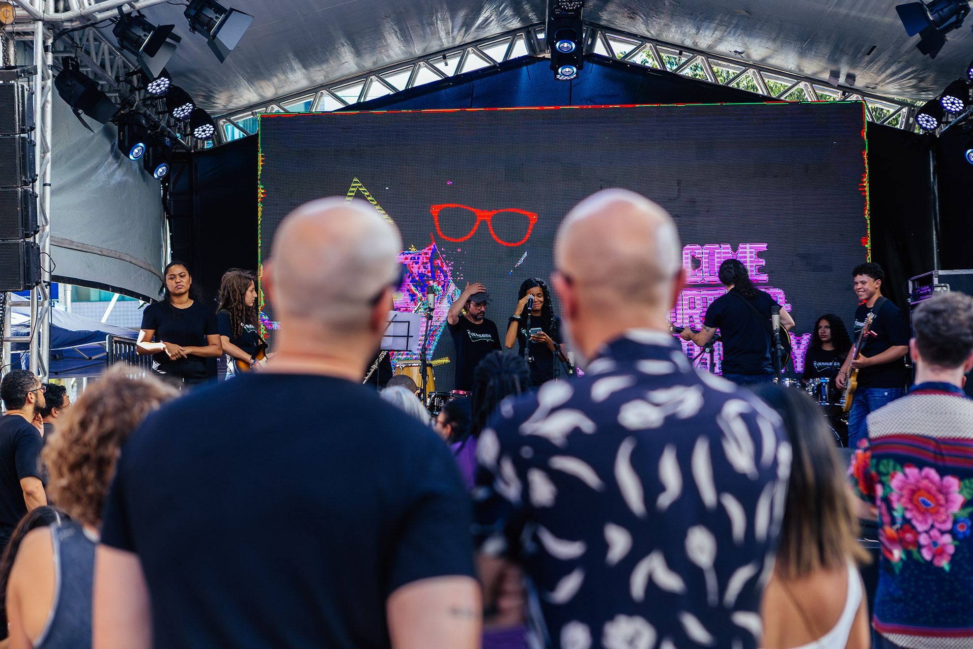 Transformamos o Centro Histórico de Porto Alegre em uma galeria a céu aberto. Arte urbana + música clássica + regeneração urbana como motor de pertencimento e impacto social.