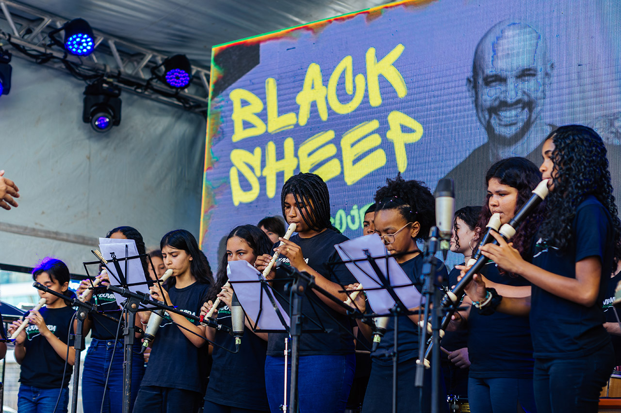 Transformamos o Centro Histórico de Porto Alegre em uma galeria a céu aberto. Arte urbana + música clássica + regeneração urbana como motor de pertencimento e impacto social.