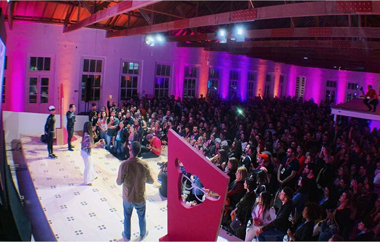 Eventos, estratégias de conteúdo e workshops customizados para lideranças em processos de transformação.