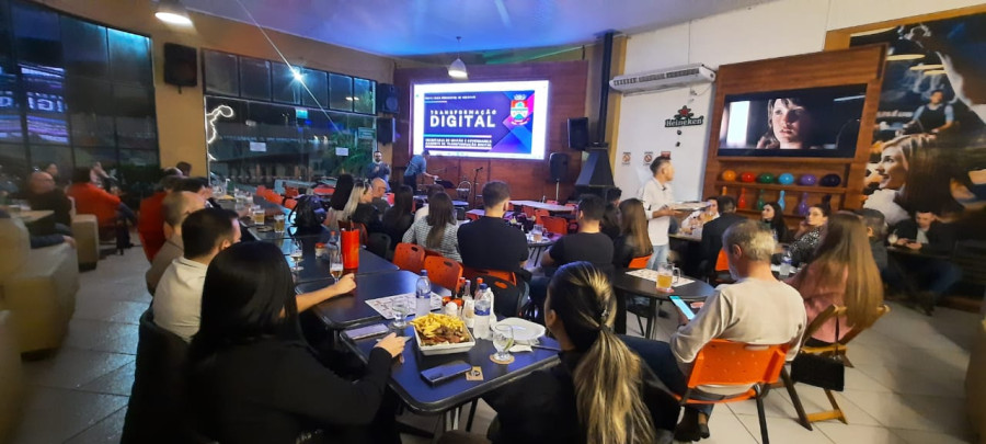 Curadoria de inovação e programas formativos com centenas de colaboradores, desenhando jornadas de transformação cultural e digital através da criação de 5 cursos completos e ativações com líderes.