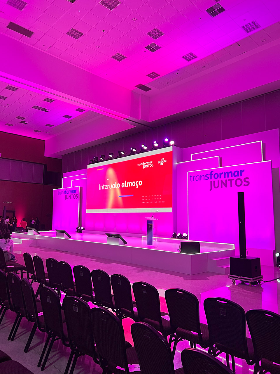 Projetos nacionais para aproximar inovação, negócios e políticas públicas com mais de 12 mil participantes.