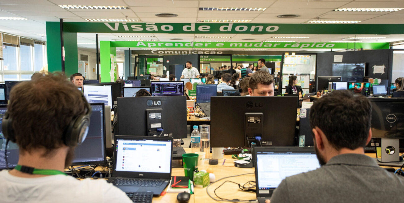 Curadoria de inovação e programas formativos com centenas de colaboradores, desenhando jornadas de transformação cultural e digital através da criação de 5 cursos completos e ativações com líderes.