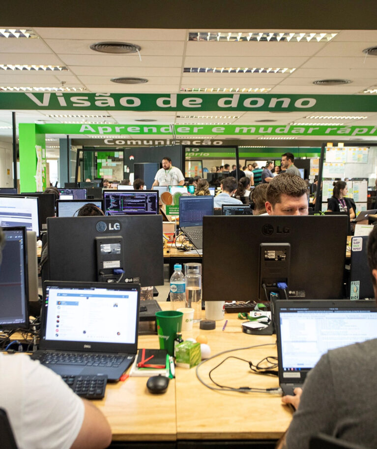 Curadoria de inovação e programas formativos com centenas de colaboradores, desenhando jornadas de transformação cultural e digital através da criação de 5 cursos completos e ativações com líderes.