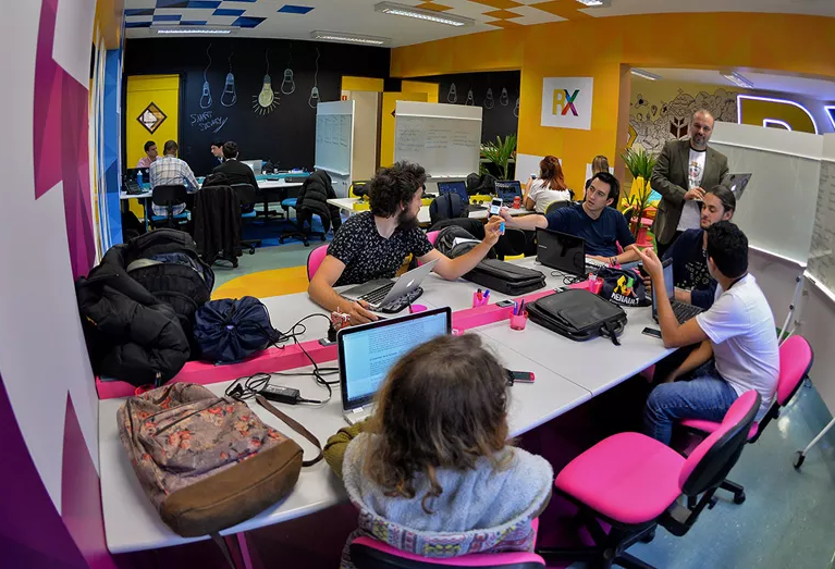 Imersões criativas, ocupação de territórios e ativação de espaços como plataforma para desenvolvimento local.