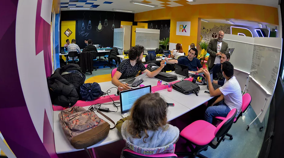 Imersões criativas, ocupação de territórios e ativação de espaços como plataforma para desenvolvimento local.